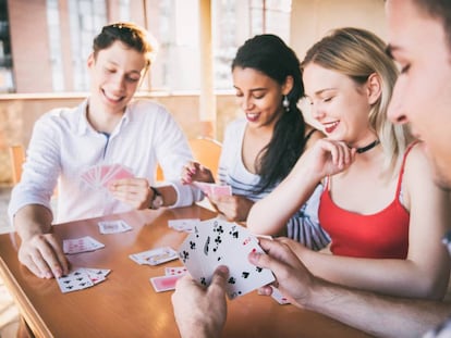 Amigos jugando a las cartas.