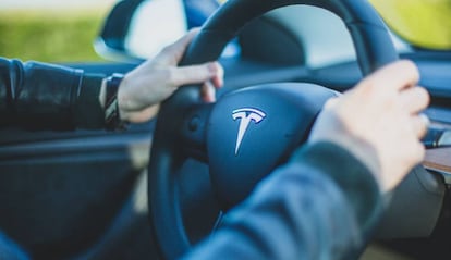 Conducción autónoma en el Tesla Model 3.