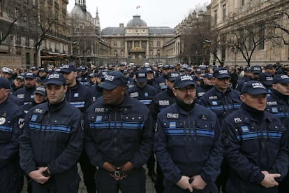 Policiais franceses fazem homenagem a seus colegas assassinados na semana passada em Paris.