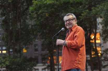 El director checo, ganador de varios premios Oscar por películas como <i>Amadeus</i> o <i>Alguien voló sobre el nido del cuco</i>, no regresó a su país natal en 1968 después de los sucesos de la llamada Primavera de Praga: la Unión Soviética y los países del Pacto de Varsovia habían invadido Checoslovaquia para sofocar las protestas contra el totalitarismo. Los tanques tomaron las calles de la capital. Forman se quedó en EE. UU. donde estaba dirigiendo la película <i>Taking off</i> y donde desarrolló el resto de su exitosa carrera. En 1977 consiguió la ciudadanía estadounidense.