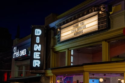 Restaurante Her Diner, en el barrio de Adams Morgan, en Washington, con un mensaje de apoyo a los trabajadores federales despedidos por Musk.