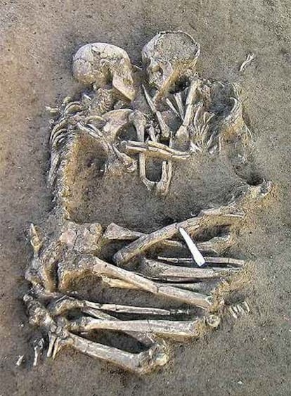 Los restos de dos esqueletos hallados en Mantua, unidos en un abrazo y datados hace entre 5.000 y 6.000 años.