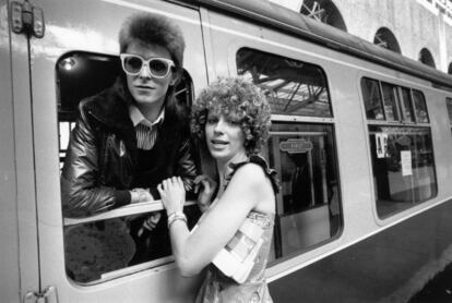 El cantante David Bowie en una estación de tren junto a su esposa Angie, en 1973.