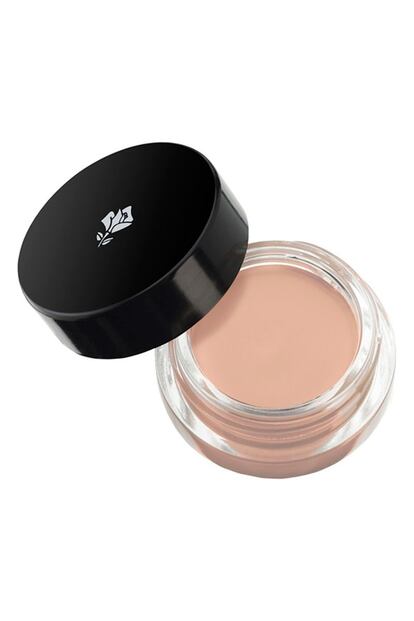 Esta prebase ayuda a mantener el maquillaje en su sitio, dejando un efecto de la sombra mate. Aplicar sobre el párpado con un pincel de corrector o con el dedo antes de la sombra y del eyeliner. De la línea 'Aquatique', de Lancôme (24,69 euros).

 