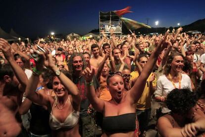 Espectadores durante una actuaci&oacute;n en el festival Rototon Sunplash de Benic&agrave;ssim de 2010.