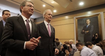 El jefe del Pent&aacute;gono, Ashton Carter (i), junto al ministro Pedro Moren&eacute;s (d).
 