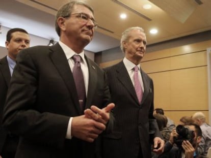 El jefe del Pent&aacute;gono, Ashton Carter (i), junto al ministro Pedro Moren&eacute;s (d).
 