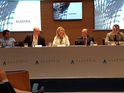 Directivos de Alastria: María Praga (centro), de BME, y Carlos Kuchkovsky (CTO de Nuevos Negocios Digitales de BBVA) y Julio Faura, directivo de Banco Santander y el presidente del consorcio, ambos a la izquierda.