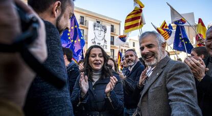 La líder catalana de Ciudadanos, Inés Arrimadas, y el diputado Carlos Carrizosa en Amer, municipio natal de Puigdemont.