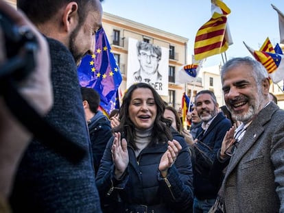 La líder catalana de Ciudadanos, Inés Arrimadas, y el diputado Carlos Carrizosa en Amer, municipio natal de Puigdemont.