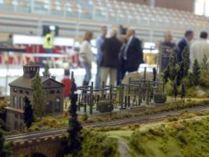 Una de las maquetas expuestas en la XVII Exposición Internacional de Maquetas de Tren, que congrega desde hoy a representantes de España y Portugal en Pabellón Camino de Santiago de Trobajo del Camino (León), donde se reproduce con minuciosidad y rigor lo que bien podría ser un país entero unido por las vías del tren.