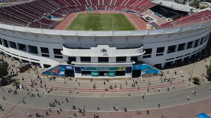 Ciudadanos acuden a votar a uno de los recintos más grandes de la capital, en el Estadio Nacional.