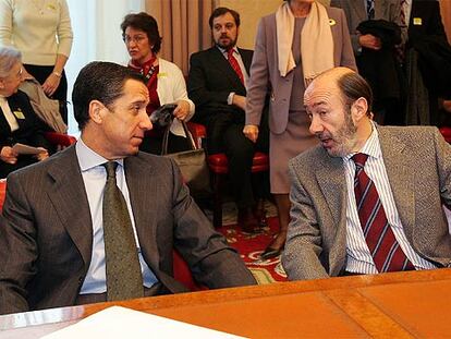 Eduardo Zaplana (izquierda) y Alfredo Pérez Rubalcaba, el pasado 27 de enero en el Congreso.