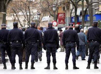 Un grupo de <i>antidisturbios</i> vigiló la calle Mayor de Alcorcón para evitar que los estudiantes accedieran a la plaza del Ayuntamiento.