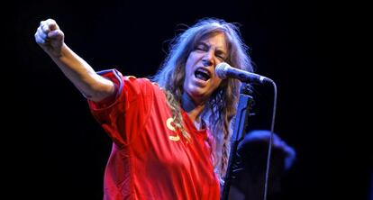 Patti Smith, en un concierto de 2010 con la camiseta de la selecci&oacute;n espa&ntilde;ola en Madrid 