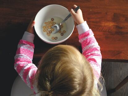 Una niña come un bol de cereales.