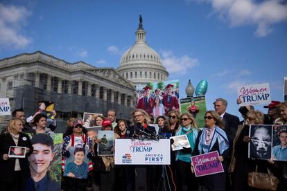 La congresista republicana Liz Cheney ofrece una rueda de prensa junto al grupo 'Angel Families', este miércoles en Washington (Estados Unidos). Los 'Angel Families' son familiares de los asesinados por inmigrantes ilegales en el país, y piden un endurecimiento en la política migratoria, ante la que exigen construir el muro fronterizo. 