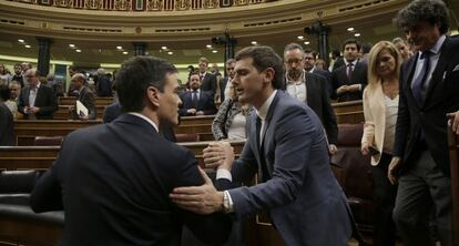 Sánchez (izquierda) y Rivera se saludan en el Congreso, el pasado viernes.