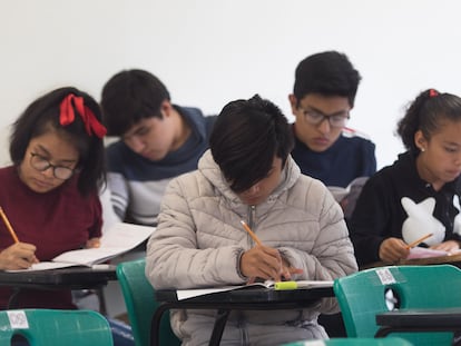 Estudiantes presentan el examen Comipems, en junio de 2019 en Ciudad de México.