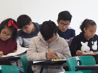 Egresados de secundaria hacen un examen en Ciudad de México.