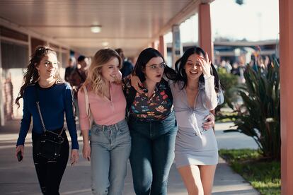 ‘Euphoria’ cuenta la historia de varias chicas de instituto, entre ellas Cassie, Kat y Maddy (a la derecha).