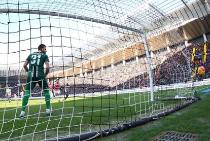 Orestis Karnezis, portero del Udinese, observa la pelota que acabó en la red después de una falta (preciosa) de Paulo Dybala. El guardameta ni se movió.