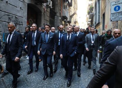 Emmanuel Macron y Giuseppe Conte caminan este jueves por Napolés.  