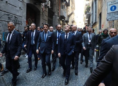 Emmanuel Macron y Giuseppe Conte caminan este jueves por Napolés.  