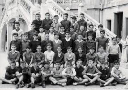 Fotografía facilitada por la editorial Plantea del expresidente del Gobierno José María Aznar (primera fila, 4i) con sus compañeros de clase del colegio de El Pilar, detrás de él está Ramón Gil-Casares, que hoy es embajador de España en Estados Unidos. La imagen forma parte de "Memorias I", que se presentará el próximo 26 de noviembre en Madrid, el primer volumen de las memorias de Aznar.