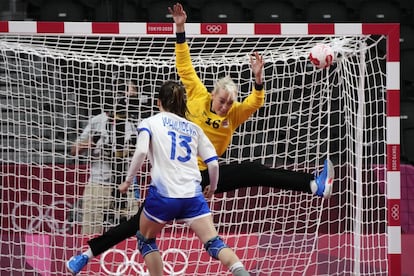 La portera noruega Katrine Lunde realiza una parada durante el partido de semifinales de balonmano con Rusia.