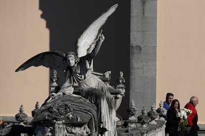 Varias personas se acercan al cementerio de La Carriona, en las afueras de Avilés (Asturias), este martes. 