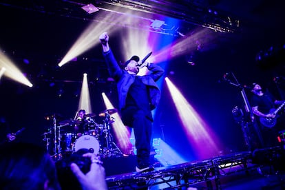 El cantante Jonathan Vigil, en el escenario de La Riviera, en Madrid.