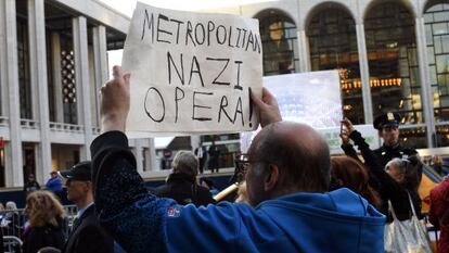 Manifestantes, el lunes por la noche, en la puerta de la Metropolitan Opera House neoyorquina, protestando contra la representaci&oacute;n de la &oacute;pera &#039;La muerte de Klinghoffer&#039;