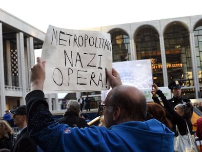 Manifestantes, el lunes por la noche, en la puerta de la Metropolitan Opera House neoyorquina, protestando contra la representaci&oacute;n de la &oacute;pera &#039;La muerte de Klinghoffer&#039;