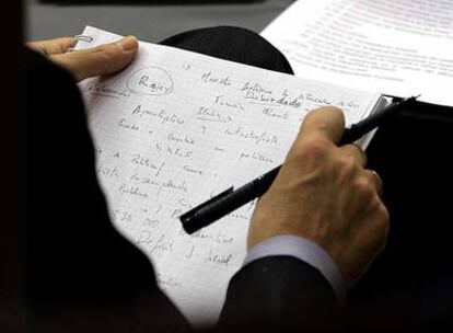 José Luis Rodríguez Zapatero, con un cuaderno de notas, en su escaño durante el debate en el pleno del Congreso sobre la crisis.