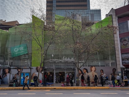 Ciudadanos caminan por una zona comercial en Santiago (Chile), el 7 de septiembre.