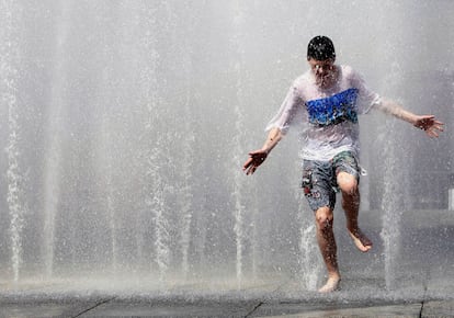 Hugo Van der Volk, de Canada, se refresca en la fuente del pabellón Dorothy Chandler Pavilion, en Los Ángeles. El Servicio Nacional de Meteorología ha registrado temperaturas por encima de los 33 grados centígrados, superando la anterior marca de 1966.