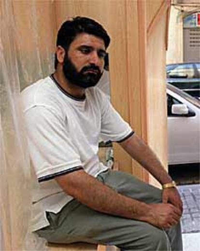 Abid Hussain, en su tienda del barrio del Poble Sec en Barcelona.