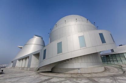 Centro de Ciencia de Macao, en China, inaugurado en el año 2009. El edificio principal tiene forma asimétrica, cónica, con una pasarela espiral y un gran atrio interior.