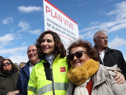 La presidenta de Madrid, Isabel Díaz Ayuso, posa con una mujer durante su visita a las obras de una de las promociones del Plan Vive del Gobierno regional, en San Sebastián de los Reyes, el pasado 9 de marzo.