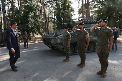 El presidente del Gobierno, Pedro Sánchez, durante una visita a la base militar de Adazi, en Letonia, el pasado marzo.