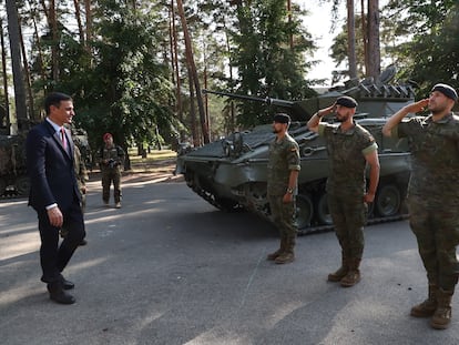 El presidente del Gobierno, Pedro Sánchez, durante una visita a la base militar de Adazi, en Letonia, el pasado marzo.