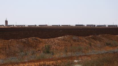 Una hilera de camiones con ayuda humanitaria espera recibir permiso por parte de Israel para acceder a Gaza a través del paso de Kerem Shalom, junto a la frontera con Egipto.