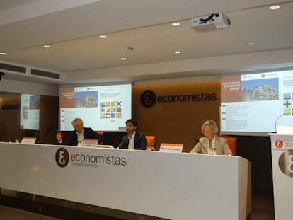 Presentación de la guía de desgravaciones fiscales para la rehabilitación viviendas, este miércoles en la sede del CGE en Madrid.