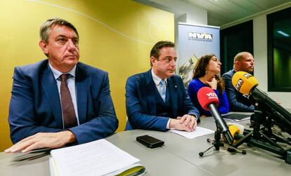 Con corbata celeste, el presidente de los nacionalistas flamencos, Bart de Wever, acompañado por los representantes de su partido en el Gobierno, este sábado.