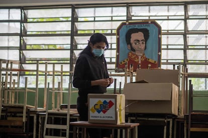 Una mujer deposita su voto en un colegio electoral de Caracas. 