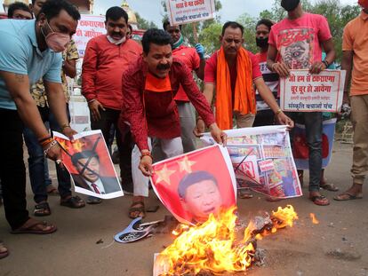 Manifestantes indios protestan contra los líderes chinos, en Bhopal, India, este martes.