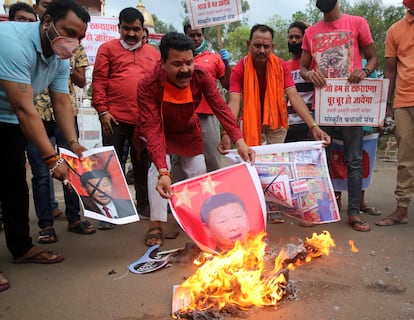 Manifestantes indios protestan contra los líderes chinos, en Bhopal, India, este martes.