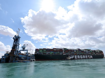 O navio 'Ever Given', encalhando no canal de Suez, na sexta.