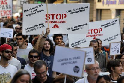 Aspecto de la manifestación contra los desahucios que recorrió las calles de Valencia.